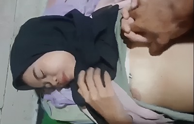 Bokep Indo | Paksa Adek Jilbab Sempit Sampe Keenakan